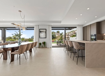 ELEGANTE VILLA DE LUJO DE 6 DORMITORIOS EN BENAHAVÍS – COMPLETAMENTE AMUEBLADA