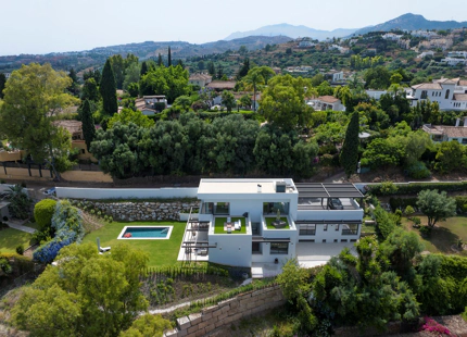 ELEGANTE VILLA DE LUJO DE 6 DORMITORIOS EN BENAHAVÍS – COMPLETAMENTE AMUEBLADA