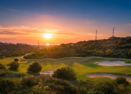 VILLA EN PRIMERA LÍNEA DE GOLF EN ESTEPONA – NUEVO DESARROLLO DE LUJO