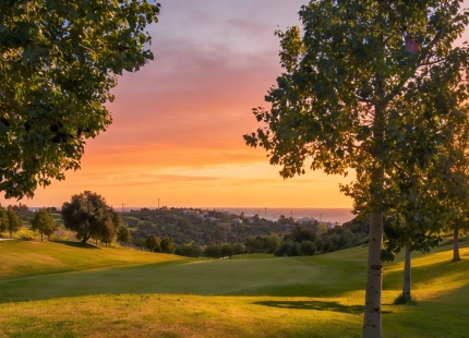 VILLA EN PRIMERA LÍNEA DE GOLF EN ESTEPONA – NUEVO DESARROLLO DE LUJO