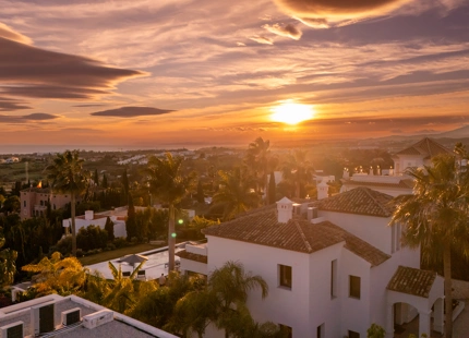 VILLA EXCEPCIONAL DE 4 DORMITORIOS CON IMPRESIONANTES VISTAS AL MAR EN BENAHAVÍS