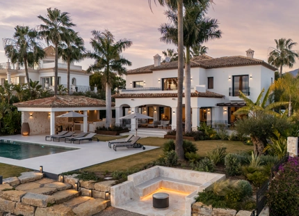 VILLA EXCEPCIONAL DE 4 DORMITORIOS CON IMPRESIONANTES VISTAS AL MAR EN BENAHAVÍS