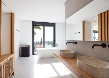 VILLA EXCEPCIONAL DE 4 DORMITORIOS CON IMPRESIONANTES VISTAS AL MAR EN BENAHAVÍS