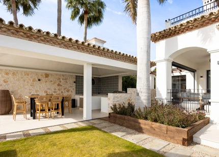 VILLA EXCEPCIONAL DE 4 DORMITORIOS CON IMPRESIONANTES VISTAS AL MAR EN BENAHAVÍS