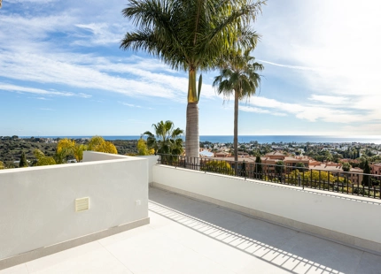 VILLA EXCEPCIONAL DE 4 DORMITORIOS CON IMPRESIONANTES VISTAS AL MAR EN BENAHAVÍS