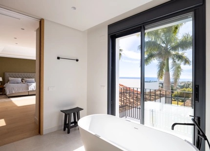 VILLA EXCEPCIONAL DE 4 DORMITORIOS CON IMPRESIONANTES VISTAS AL MAR EN BENAHAVÍS