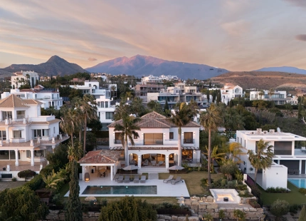 VILLA EXCEPCIONAL DE 4 DORMITORIOS CON IMPRESIONANTES VISTAS AL MAR EN BENAHAVÍS