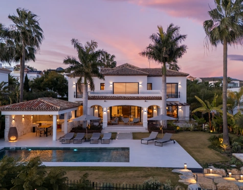 VILLA EXCEPCIONAL DE 4 DORMITORIOS CON IMPRESIONANTES VISTAS AL MAR EN BENAHAVÍS