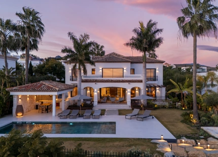 VILLA EXCEPCIONAL DE 4 DORMITORIOS CON IMPRESIONANTES VISTAS AL MAR EN BENAHAVÍS