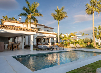 VILLA EXCEPCIONAL DE 4 DORMITORIOS CON IMPRESIONANTES VISTAS AL MAR EN BENAHAVÍS
