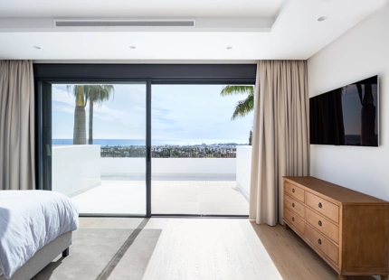 VILLA EXCEPCIONAL DE 4 DORMITORIOS CON IMPRESIONANTES VISTAS AL MAR EN BENAHAVÍS