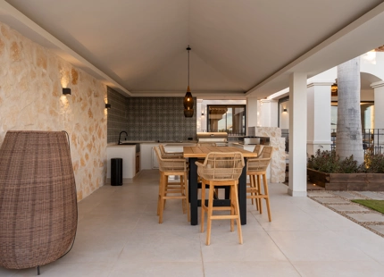 VILLA EXCEPCIONAL DE 4 DORMITORIOS CON IMPRESIONANTES VISTAS AL MAR EN BENAHAVÍS