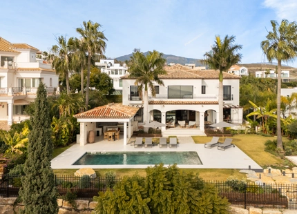 VILLA EXCEPCIONAL DE 4 DORMITORIOS CON IMPRESIONANTES VISTAS AL MAR EN BENAHAVÍS