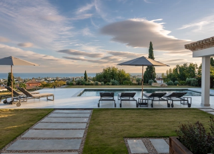 VILLA EXCEPCIONAL DE 4 DORMITORIOS CON IMPRESIONANTES VISTAS AL MAR EN BENAHAVÍS