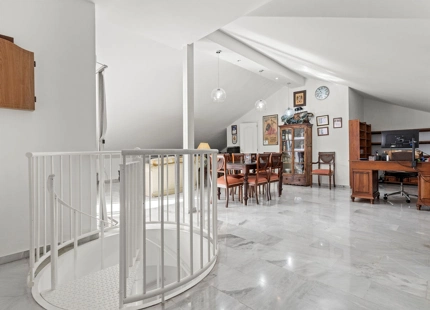 ÁTICO DÚPLEX ELEGANTE CON AMPLIA TERRAZA EN SAN PEDRO DE ALCÁNTARA