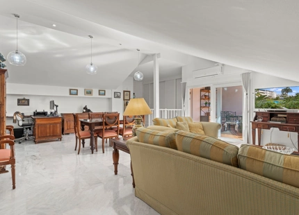 ÁTICO DÚPLEX ELEGANTE CON AMPLIA TERRAZA EN SAN PEDRO DE ALCÁNTARA