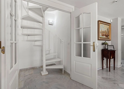 ÁTICO DÚPLEX ELEGANTE CON AMPLIA TERRAZA EN SAN PEDRO DE ALCÁNTARA