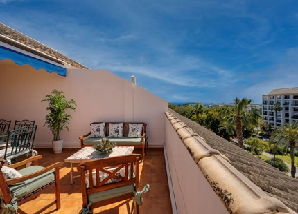 ÁTICO DÚPLEX ELEGANTE CON AMPLIA TERRAZA EN SAN PEDRO DE ALCÁNTARA