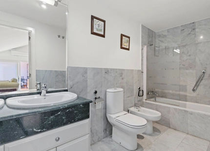 ÁTICO DÚPLEX ELEGANTE CON AMPLIA TERRAZA EN SAN PEDRO DE ALCÁNTARA