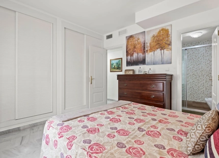 ÁTICO DÚPLEX ELEGANTE CON AMPLIA TERRAZA EN SAN PEDRO DE ALCÁNTARA