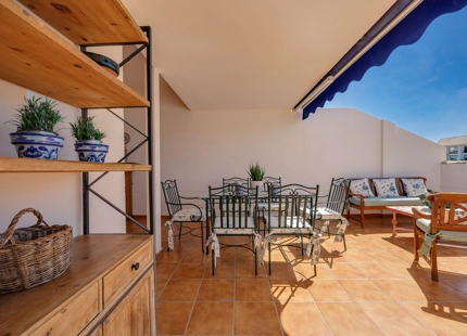 ÁTICO DÚPLEX ELEGANTE CON AMPLIA TERRAZA EN SAN PEDRO DE ALCÁNTARA
