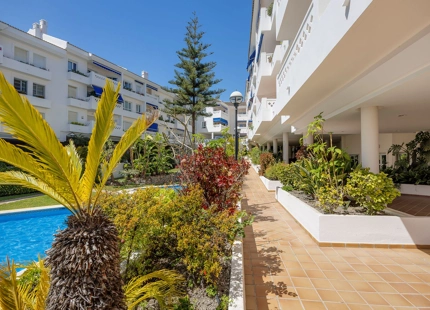 ÁTICO DÚPLEX ELEGANTE CON AMPLIA TERRAZA EN SAN PEDRO DE ALCÁNTARA