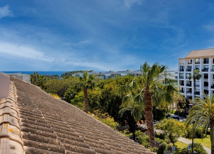 ÁTICO DÚPLEX ELEGANTE CON AMPLIA TERRAZA EN SAN PEDRO DE ALCÁNTARA