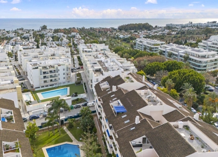 ÁTICO DÚPLEX ELEGANTE CON AMPLIA TERRAZA EN SAN PEDRO DE ALCÁNTARA