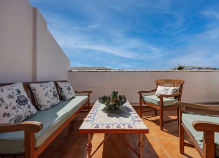 ÁTICO DÚPLEX ELEGANTE CON AMPLIA TERRAZA EN SAN PEDRO DE ALCÁNTARA