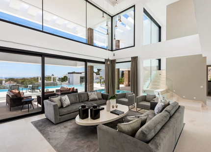VILLA DE LUJO CONTEMPORÁNEA CON VISTAS PANORÁMICAS EN LA ALQUERÍA, BENAHAVÍS