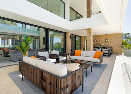 VILLA DE LUJO CONTEMPORÁNEA CON VISTAS PANORÁMICAS EN LA ALQUERÍA, BENAHAVÍS