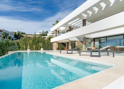 VILLA DE LUJO CONTEMPORÁNEA CON VISTAS PANORÁMICAS EN LA ALQUERÍA, BENAHAVÍS