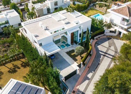 VILLA DE LUJO CONTEMPORÁNEA CON VISTAS PANORÁMICAS EN LA ALQUERÍA, BENAHAVÍS