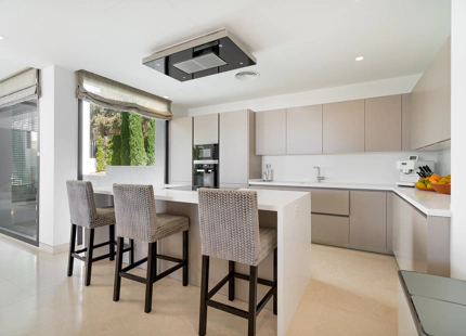 VILLA DE LUJO CONTEMPORÁNEA CON VISTAS PANORÁMICAS EN LA ALQUERÍA, BENAHAVÍS