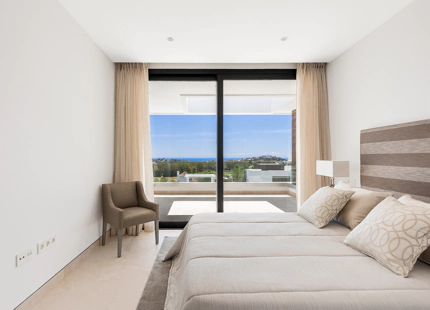 VILLA DE LUJO CONTEMPORÁNEA CON VISTAS PANORÁMICAS EN LA ALQUERÍA, BENAHAVÍS