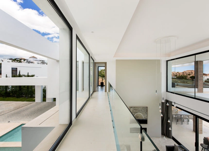 VILLA DE LUJO CONTEMPORÁNEA CON VISTAS PANORÁMICAS EN LA ALQUERÍA, BENAHAVÍS