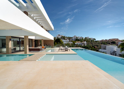 VILLA DE LUJO CONTEMPORÁNEA CON VISTAS PANORÁMICAS EN LA ALQUERÍA, BENAHAVÍS
