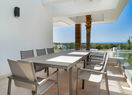 VILLA DE LUJO CONTEMPORÁNEA CON VISTAS PANORÁMICAS EN LA ALQUERÍA, BENAHAVÍS