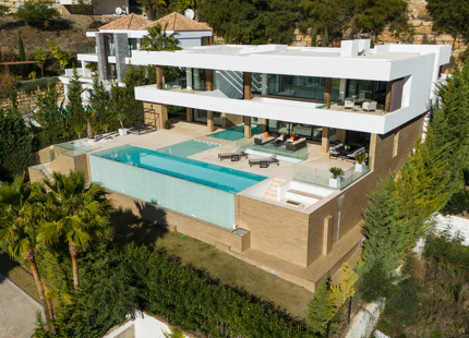 VILLA DE LUJO CONTEMPORÁNEA CON VISTAS PANORÁMICAS EN LA ALQUERÍA, BENAHAVÍS