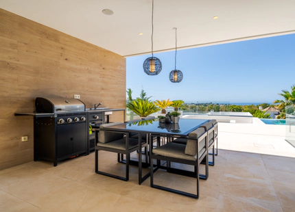 VILLA DE LUJO CONTEMPORÁNEA CON VISTAS PANORÁMICAS EN LA ALQUERÍA, BENAHAVÍS