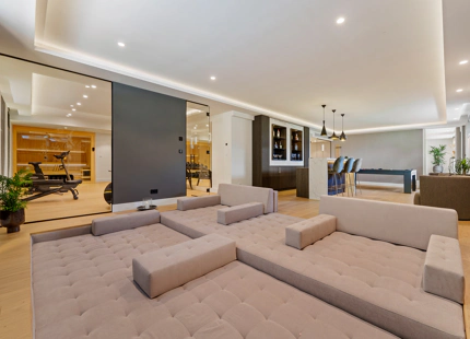 VILLA DE LUJO CON INCREÍBLES ESPACIOS EXTERIORES Y CARACTERÍSTICAS EN MARBELLA