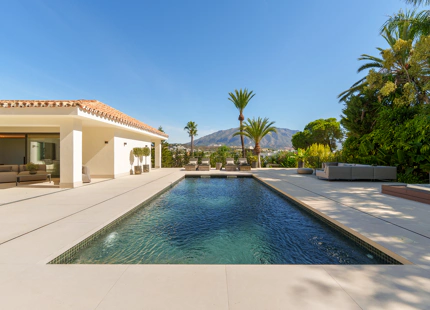 VILLA DE LUJO CON INCREÍBLES ESPACIOS EXTERIORES Y CARACTERÍSTICAS EN MARBELLA