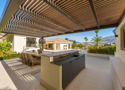 VILLA DE LUJO CON INCREÍBLES ESPACIOS EXTERIORES Y CARACTERÍSTICAS EN MARBELLA