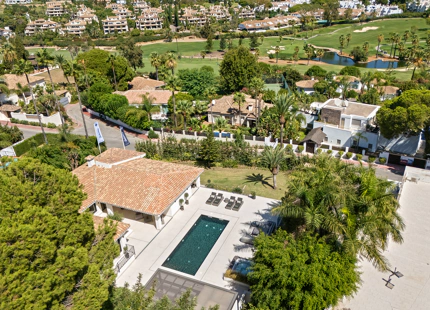 VILLA DE LUJO CON INCREÍBLES ESPACIOS EXTERIORES Y CARACTERÍSTICAS EN MARBELLA