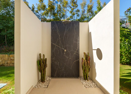 VILLA DE LUJO CON INCREÍBLES ESPACIOS EXTERIORES Y CARACTERÍSTICAS EN MARBELLA