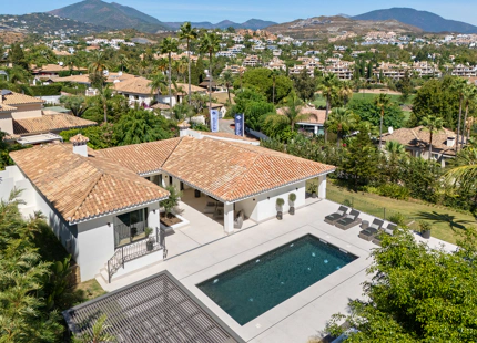 VILLA DE LUJO CON INCREÍBLES ESPACIOS EXTERIORES Y CARACTERÍSTICAS EN MARBELLA