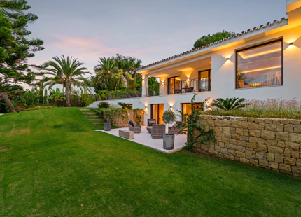VILLA DE LUJO CON INCREÍBLES ESPACIOS EXTERIORES Y CARACTERÍSTICAS EN MARBELLA