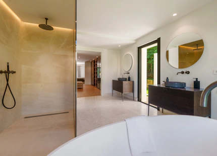 VILLA DE LUJO CON INCREÍBLES ESPACIOS EXTERIORES Y CARACTERÍSTICAS EN MARBELLA