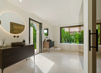 VILLA DE LUJO CON INCREÍBLES ESPACIOS EXTERIORES Y CARACTERÍSTICAS EN MARBELLA