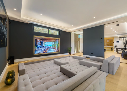 VILLA DE LUJO CON INCREÍBLES ESPACIOS EXTERIORES Y CARACTERÍSTICAS EN MARBELLA